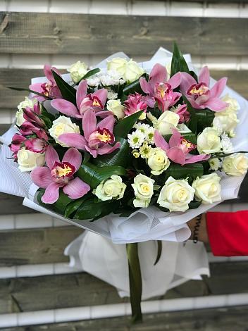 Букет цветов из: Розы и Хризантемы в Небуге