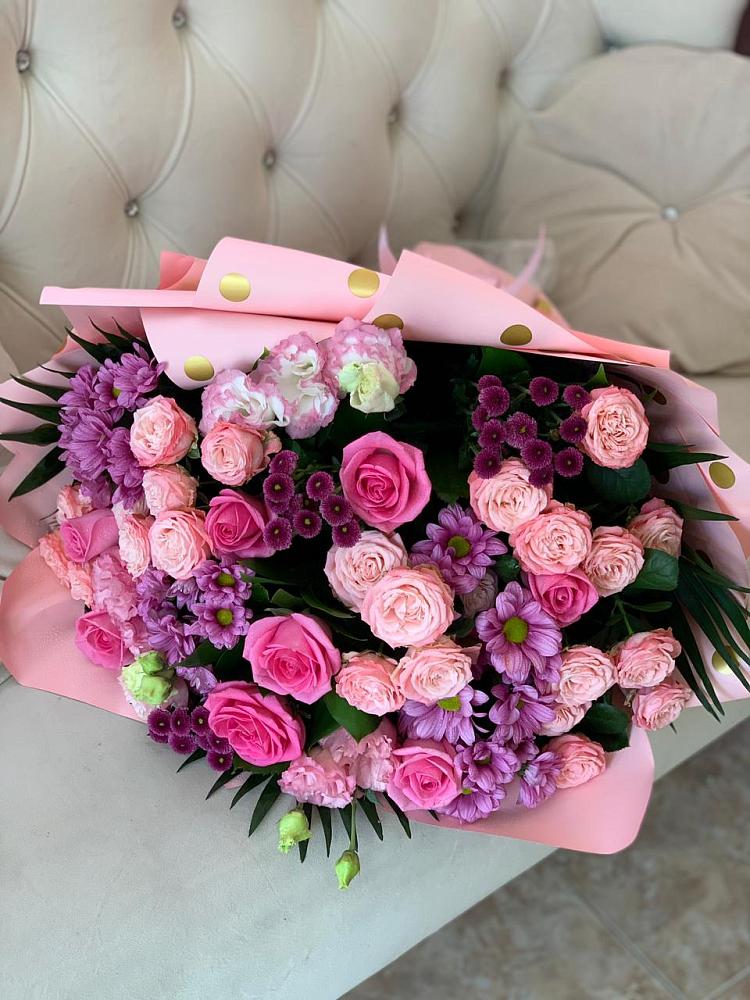 Букет цветов из: Хризантемы, Розы и Лизиантусы в Небуге