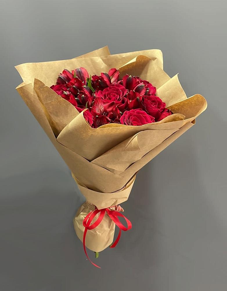 Букет цветов из: Альстромерии и Розы в Небуге