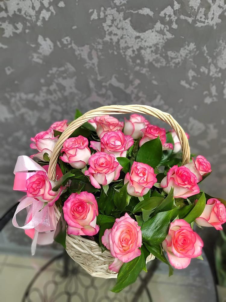 Цветочная композиция из Розы в корзине в Небуге