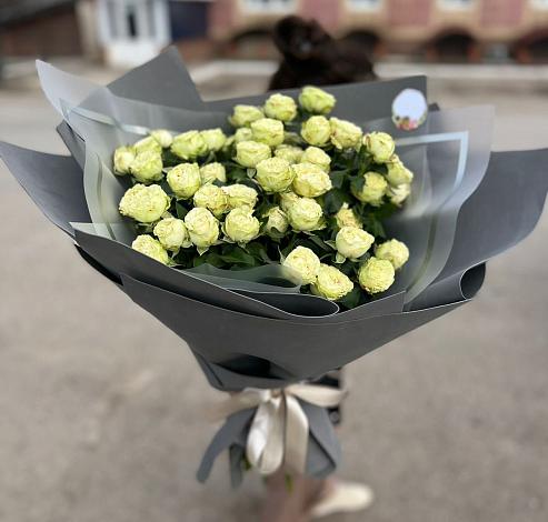 Букет Белые кустовые розы Солинеро в Небуге
