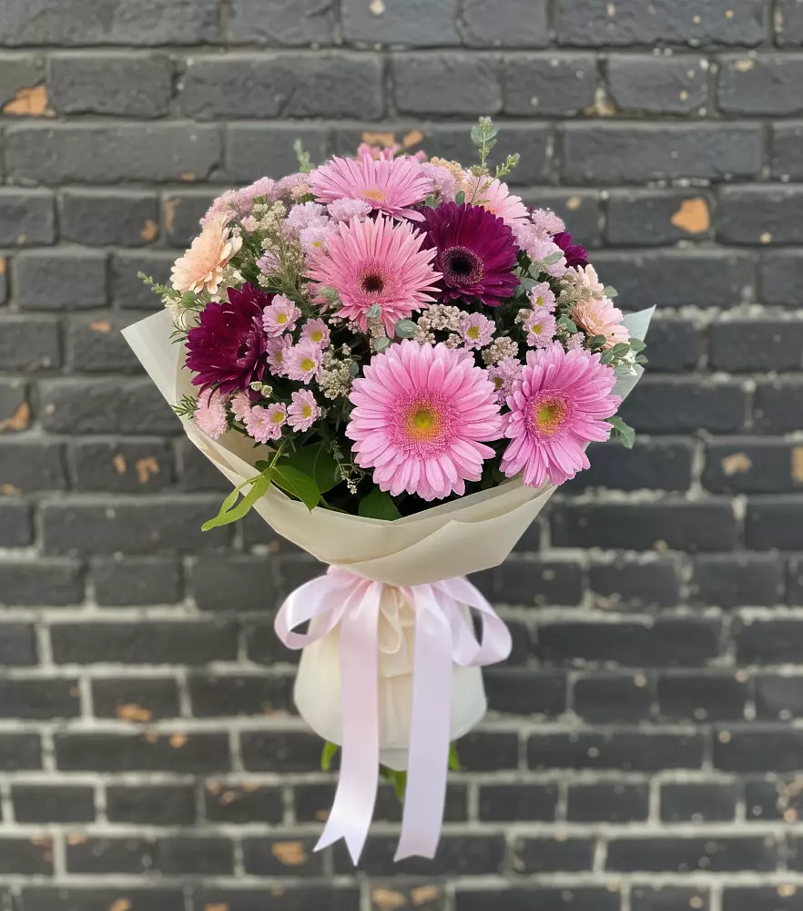 Букет цветов из: Герберы и Хризантемы в Небуге