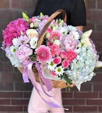 Цветочная композиция из Розы, Хризантемы, Пионы и Лизиантусы в корзине в Небуге