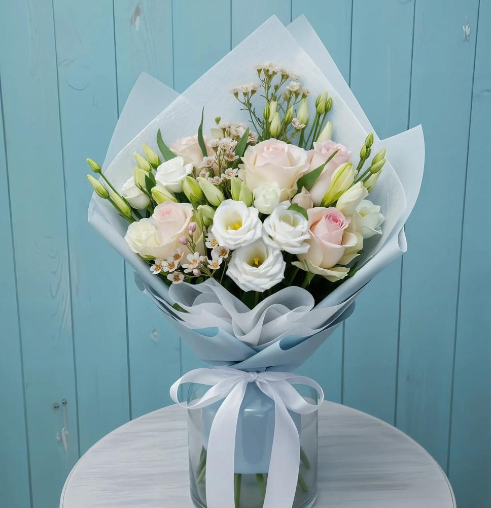 Букет цветов из: Розы и Лизиантусы в Небуге