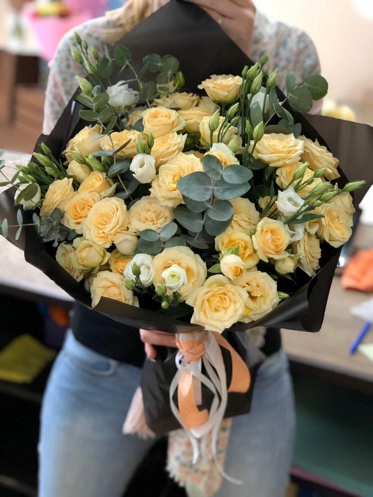 Букет цветов из: Розы и Лизиантусы в Небуге