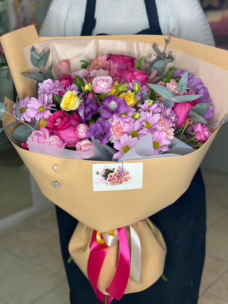 Букет цветов из: Хризантемы, Гвоздики и Альстромерии в Небуге