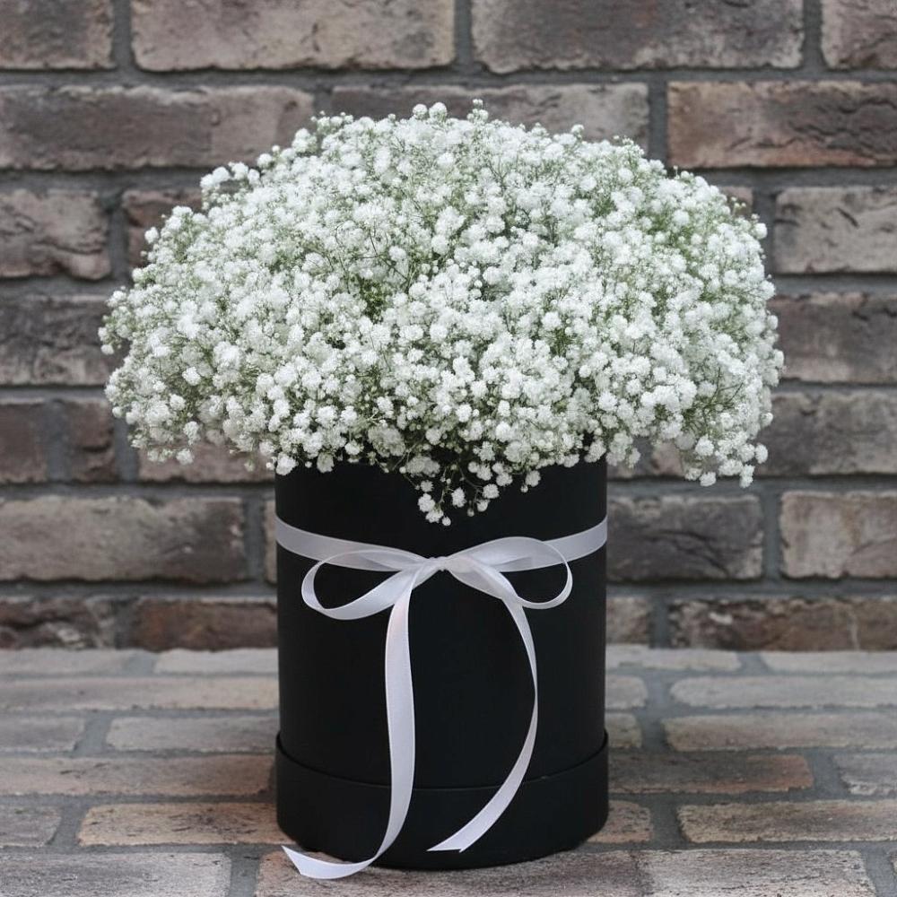 Цветочная композиция из Гипсофила в шляпной коробке в Небуге