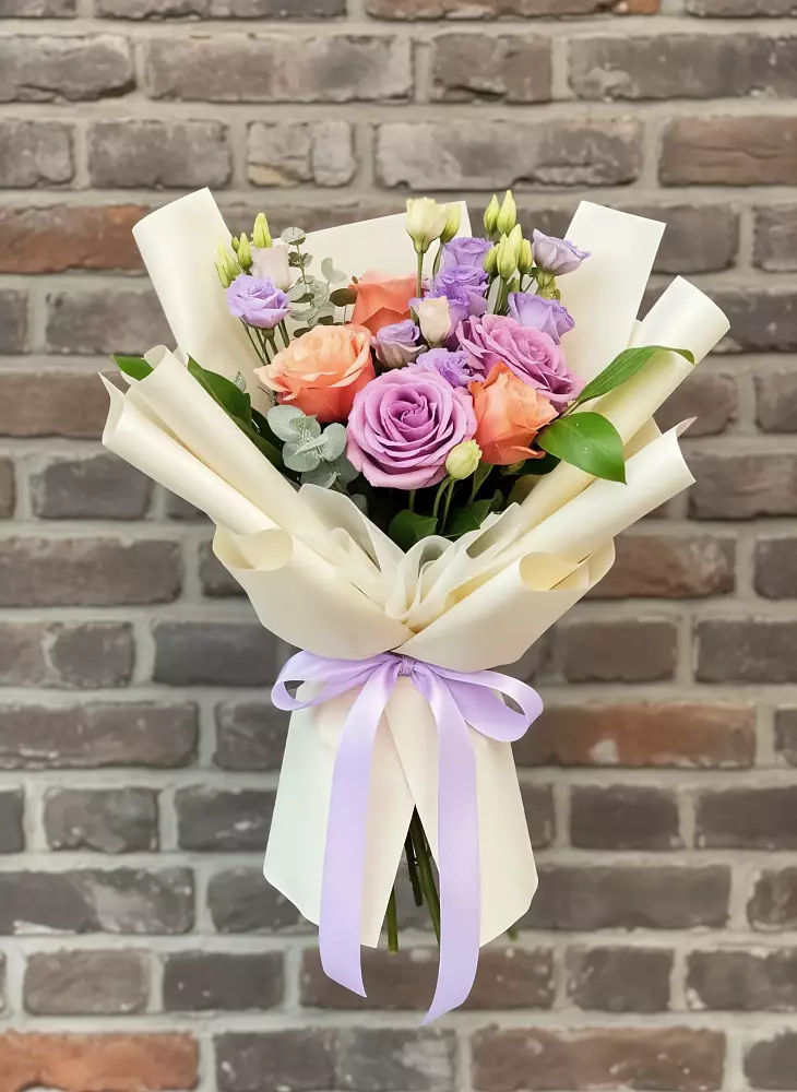 Букет цветов из: Лизиантусы и Розы в Небуге