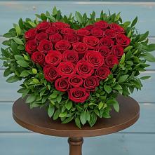 Цветочная композиция из Розы в виде сердца в Небуге