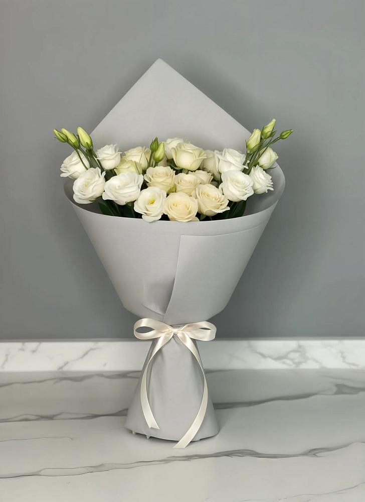 Букет цветов из: Розы и Лизиантусы в Небуге