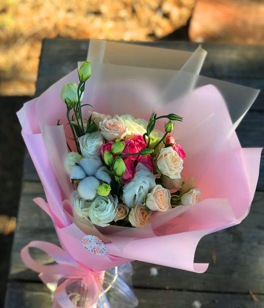 Букет цветов из: Розы и Лизиантусы в Небуге