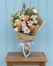 Букет цветов из:  Альстромерии, Лизиантусы, Розы и Хризантемы в Небуге