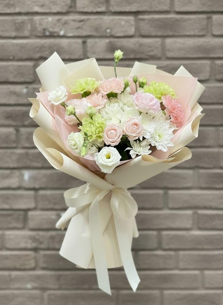 Букет цветов из: Гвоздики, Розы, Лизиантусы и Хризантемы в Небуге