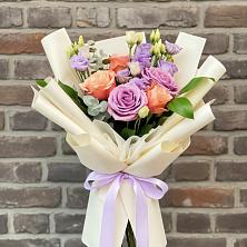 Букет цветов из:  Лизиантусы и Розы в Небуге