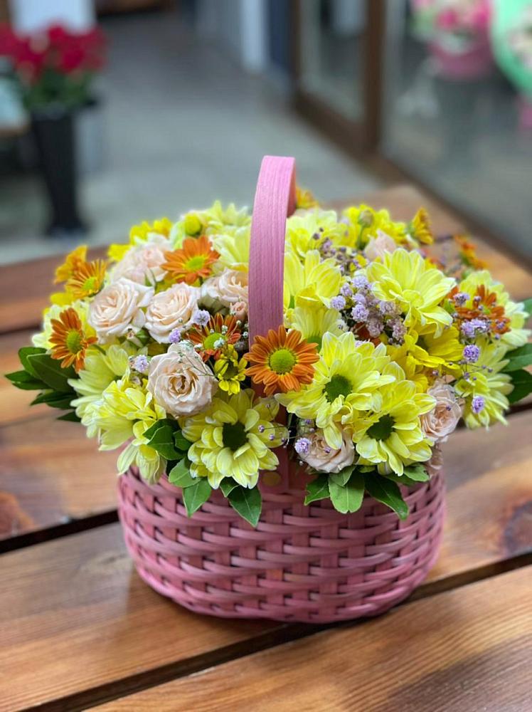 Цветочная композиция из Хризантемы и Розы в корзине в Небуге