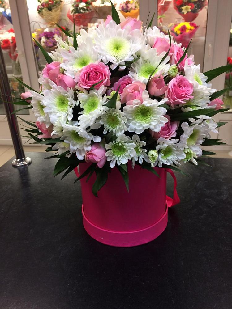 Цветочная композиция из Розы и Хризантемы в шляпной коробке в Небуге