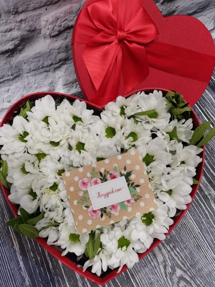 Цветочная композиция из Хризантемы в виде сердца в Небуге