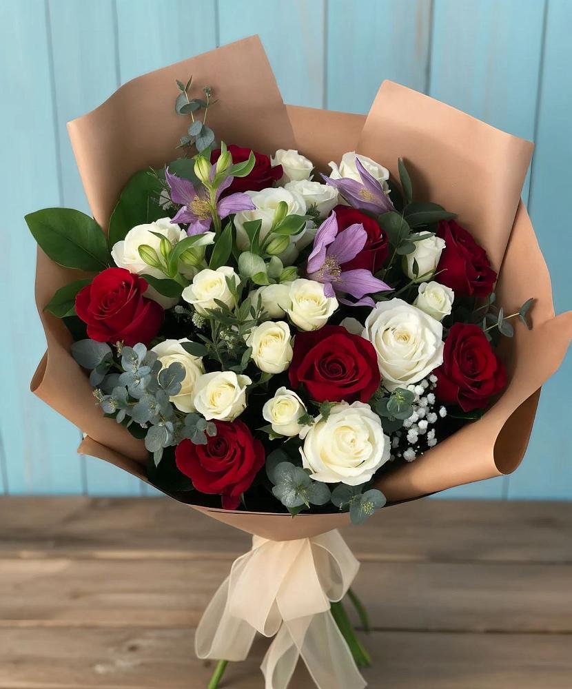 Букет цветов из: Розы и Альстромерии в Небуге