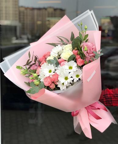 Букет цветов из: Розы, Лизиантусы и Хризантемы в Небуге