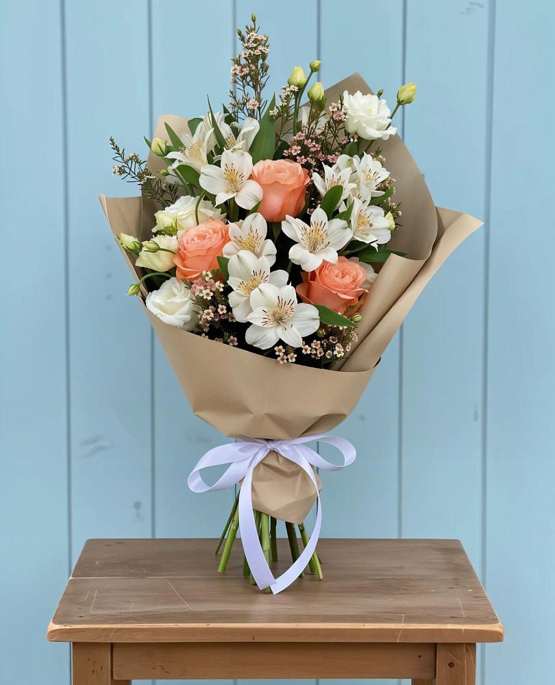 Букет цветов из: Альстромерии, Лизиантусы, Розы и Хризантемы в Небуге