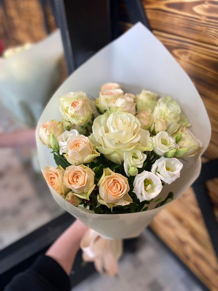 Букет цветов из: Розы и Лизиантусы в Небуге